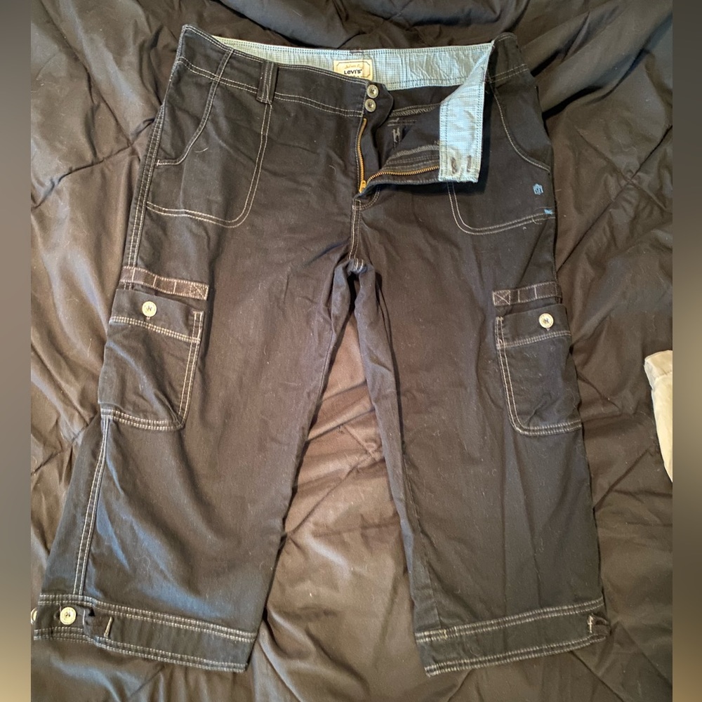 Women’s black Capris